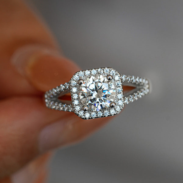 'MAIN CHARACTER' MOISSANITE RING
