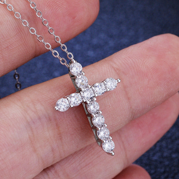 'LUXE CROSS‘ MOISSANITE NECKLACE